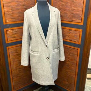 Long-sleeved wool coat. Zara.